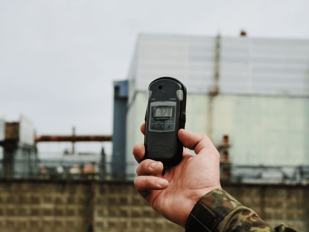 電磁波檢測-軍人正在使用電磁波檢測儀