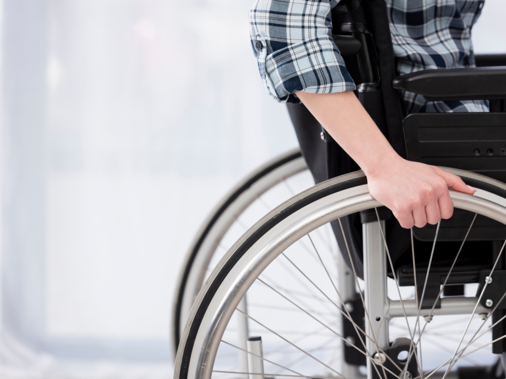 高雄輔具租借 推著輪椅的人