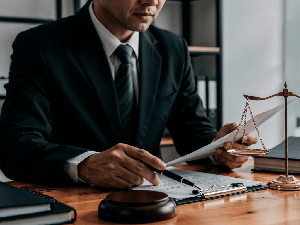 高雄民事律師-律師正在審理案件