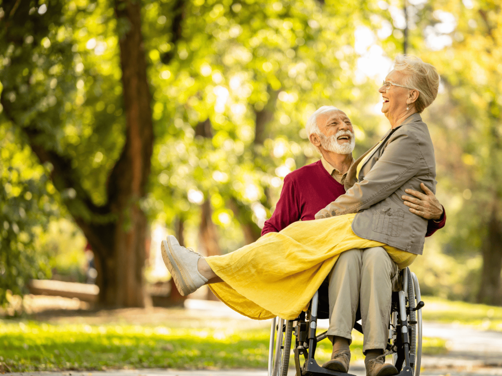 高雄長照補助-一對年長夫妻開心的散步