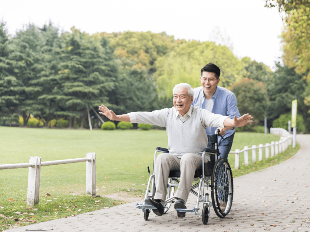 高雄長照補助-一位青年正帶著年長者出門散步