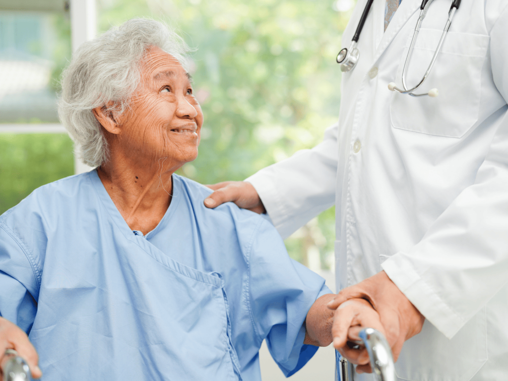 高雄醫療輔具 醫生正在關心阿嬤