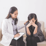 高雄身心科-身心科醫師正在做評估