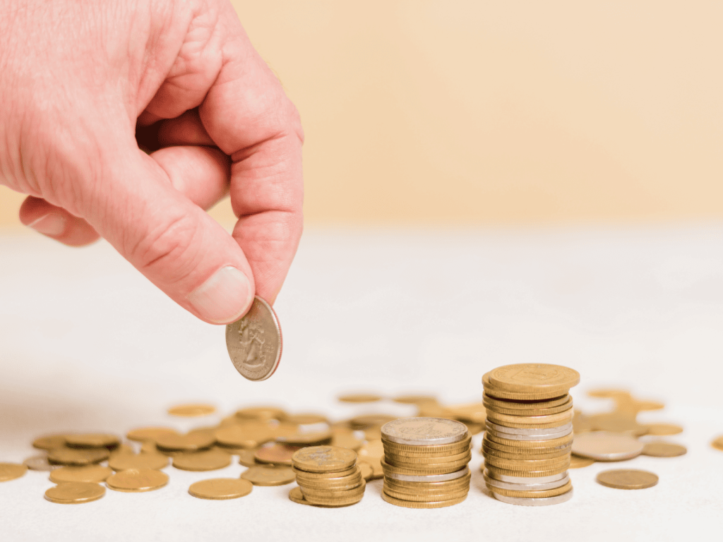高雄借款推薦-手指拿錢幣的圖