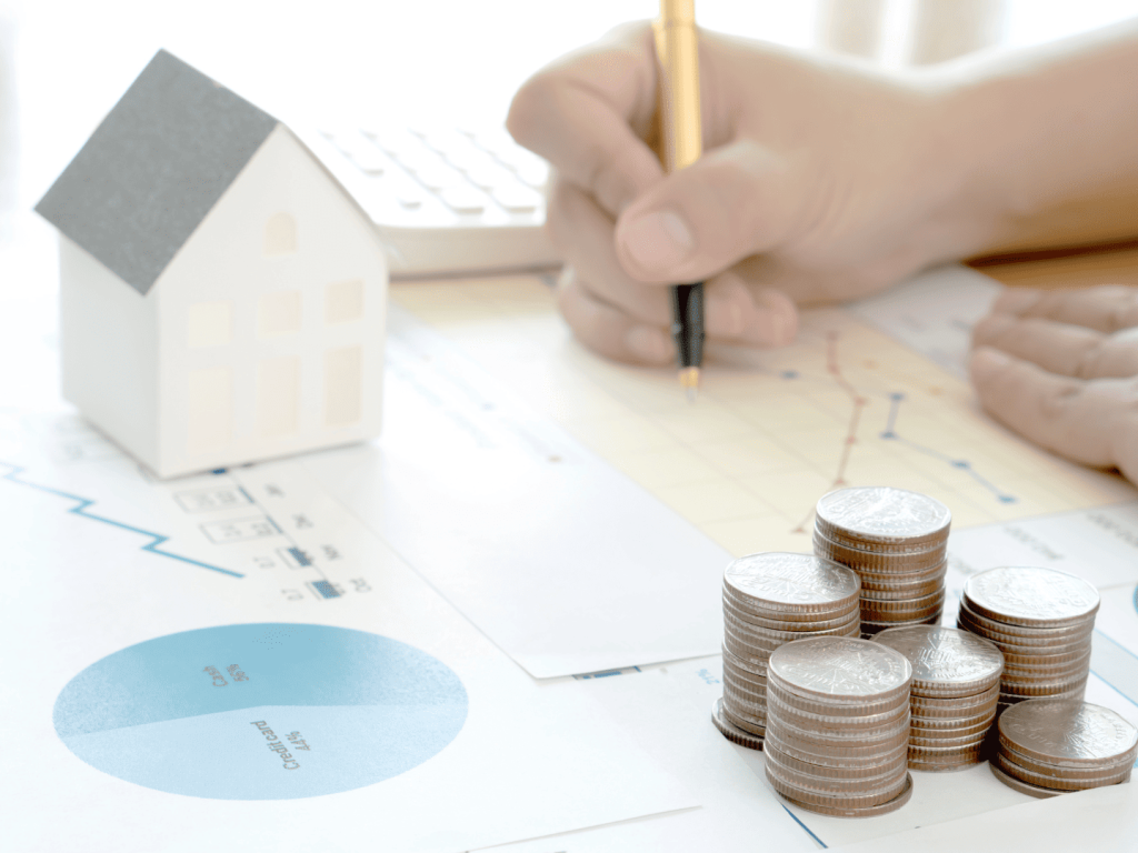 高雄借款推薦-男子正為房屋借款計畫著