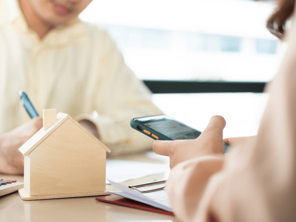 高雄借款推薦-女子正在像合法當舖房屋二胎貸款